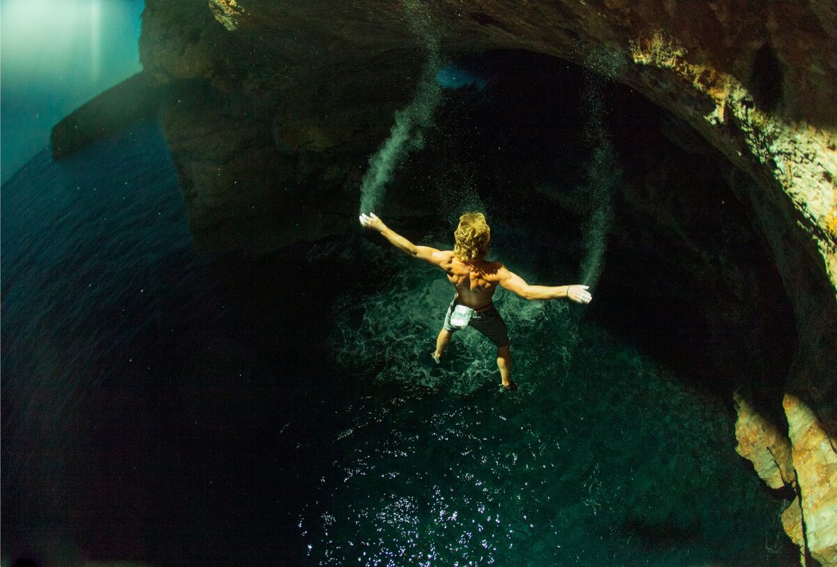 <span style="font-family: AvenirLTStd-Book;">﻿</span><span style="font-style: italic;">Canon EOS 5D Mark II, Canon EF 15mm f/2.8 Fisheye, Profoto B1. Exposure: 1/30 sec., ƒ/3.2, ISO 3200.</span>