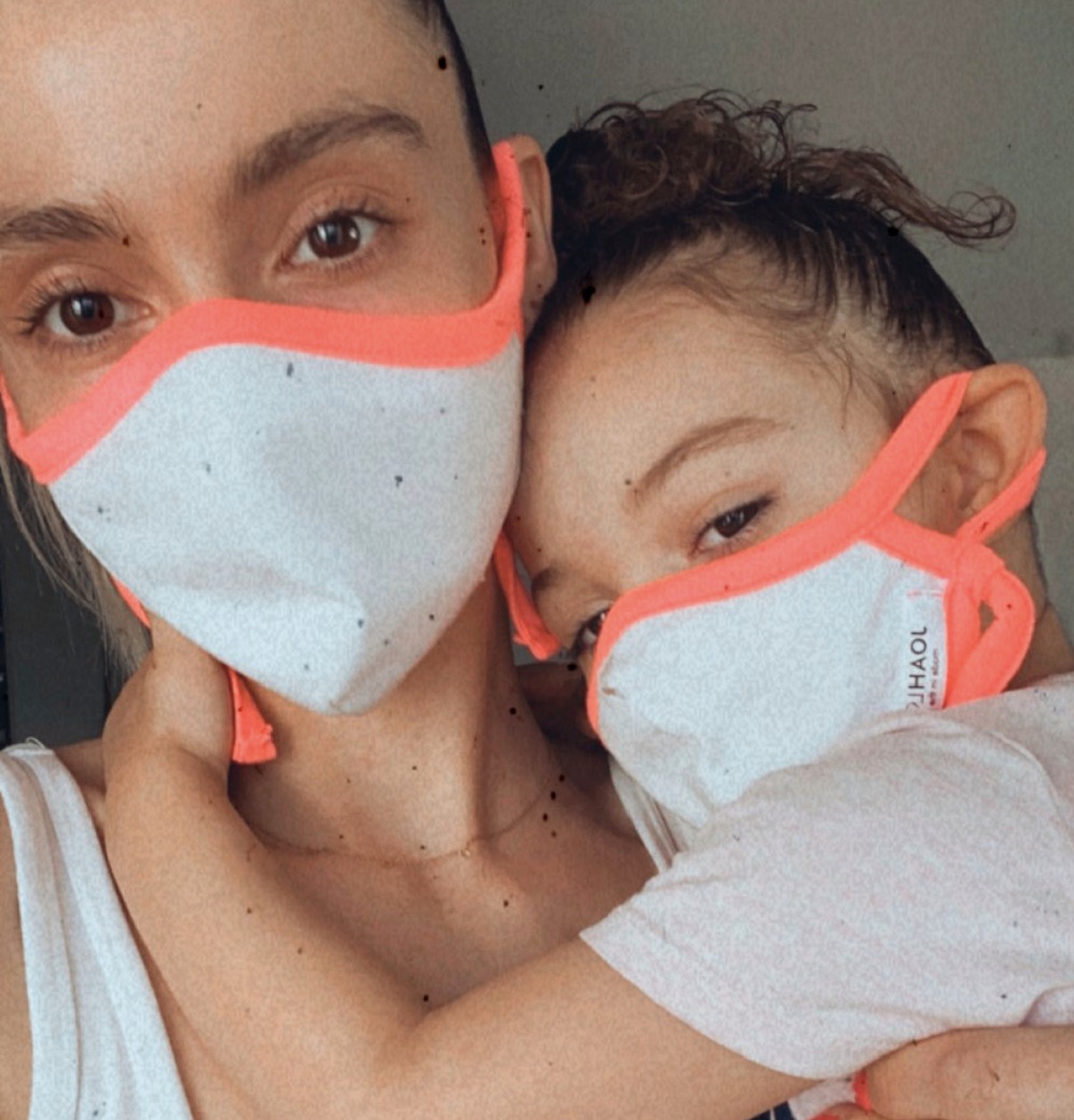 <span style="font-weight: bold;">Joah Love</span> White face mask ($20, <a href="http://joahlove.com/" class="reflow-link" target="_blank">joahlove.com</a>) <a class="reflow-link" href="https://www.instagram.com/itslaladaly/" style="font-weight: bold;" target="_blank">@ITSLALADALY</a>